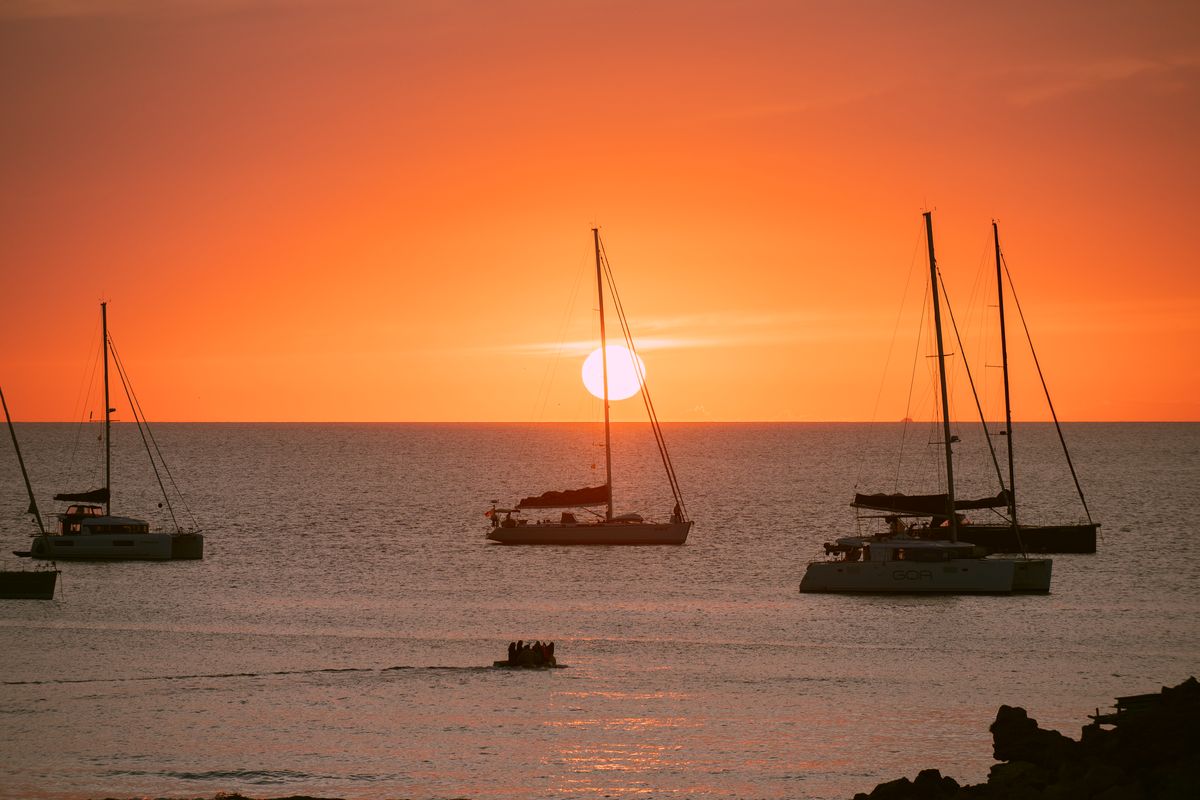 Sol Post Formentera: het proefmenu van Ramón Freixa boven Cala Saona 5 Zonsondergang boven de zee bij Cala Saona met zeilboten in de baai