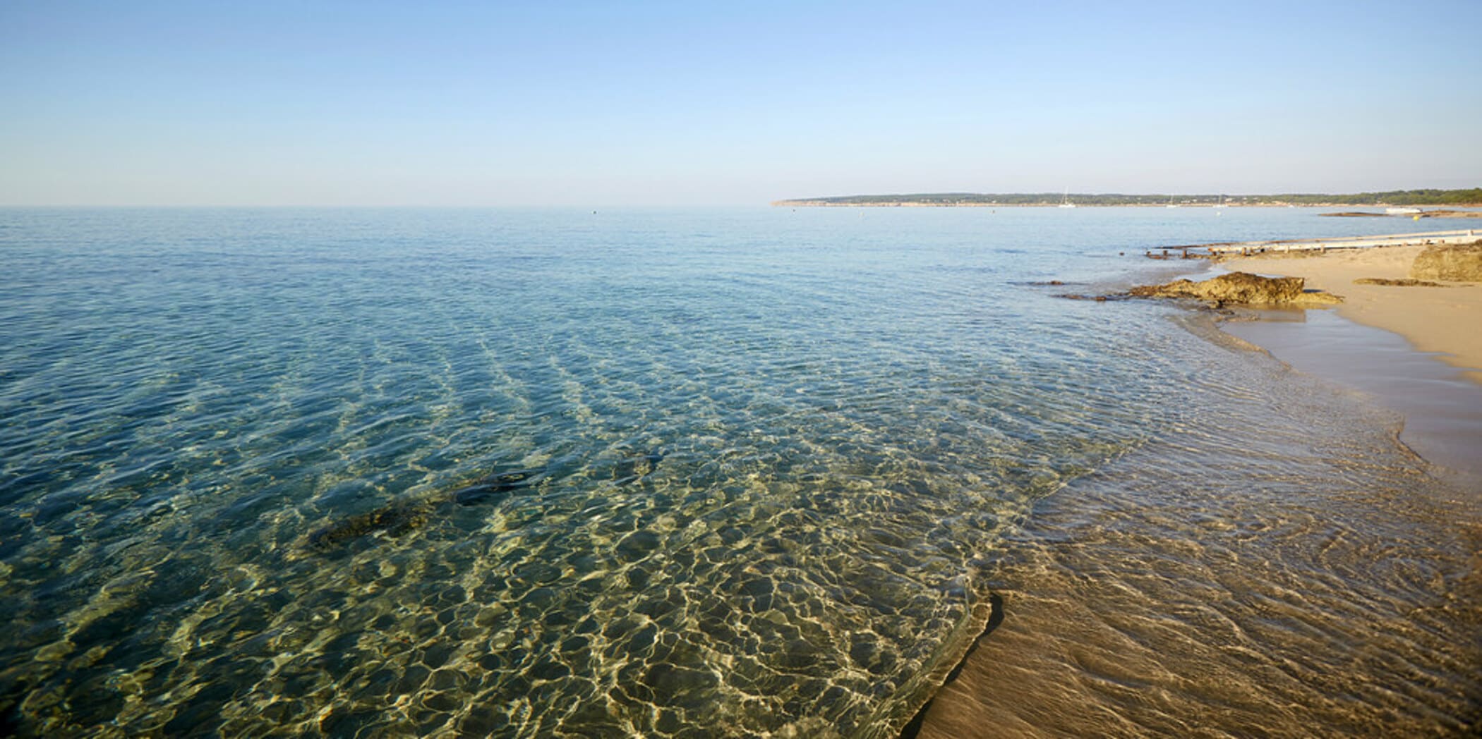 Het heldere, ondiepe water van Platja de Migjorn