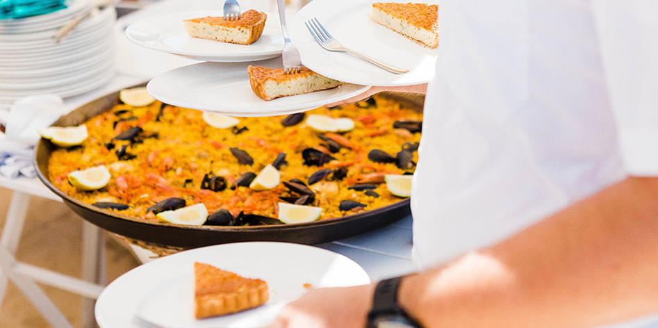 Een paella wordt geserveerd op het terras van Restaurant Tanga op Formentera