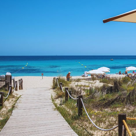 Het witte zand en turquoise water van Platja de Llevant bij Restaurant Tanga