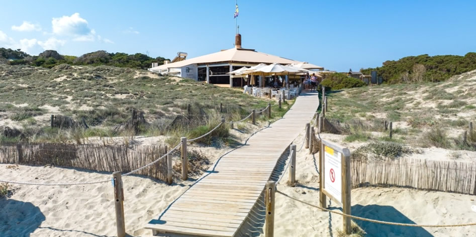 Het houten strandpad door de duinen naar Restaurant Tanga aan Platja de Llevant