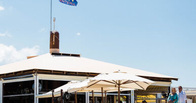 Restaurant Tanga Formentera: paella en verse vis aan Platja de Llevant 13 Het strandrestaurant Tanga met zijn gele vlag en volle terras aan Platja de Llevant op Formentera