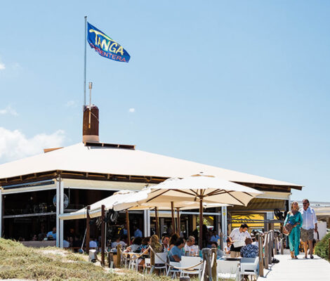 Het strandrestaurant Tanga met zijn gele vlag en volle terras aan Platja de Llevant op Formentera