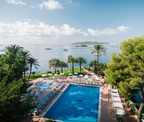 Het zwembad van THB Los Molinos in Figueretes met uitzicht over de baai van Ibiza