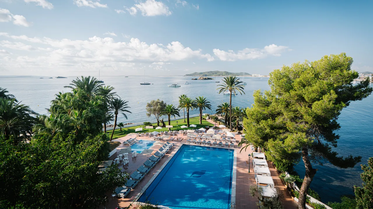 THB Los Molinos: adults only naast Ibiza-stad 1 Het zwembad van THB Los Molinos in Figueretes met uitzicht over de baai van Ibiza
