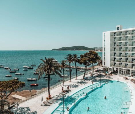 Het zwembad van The Ibiza TwIIns aan de kust bij Playa d en Bossa