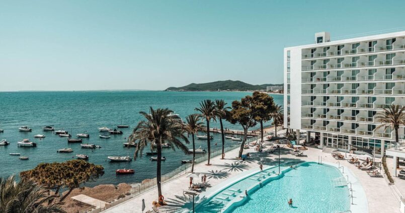 Het zwembad van The Ibiza TwIIns aan de kust bij Playa d en Bossa