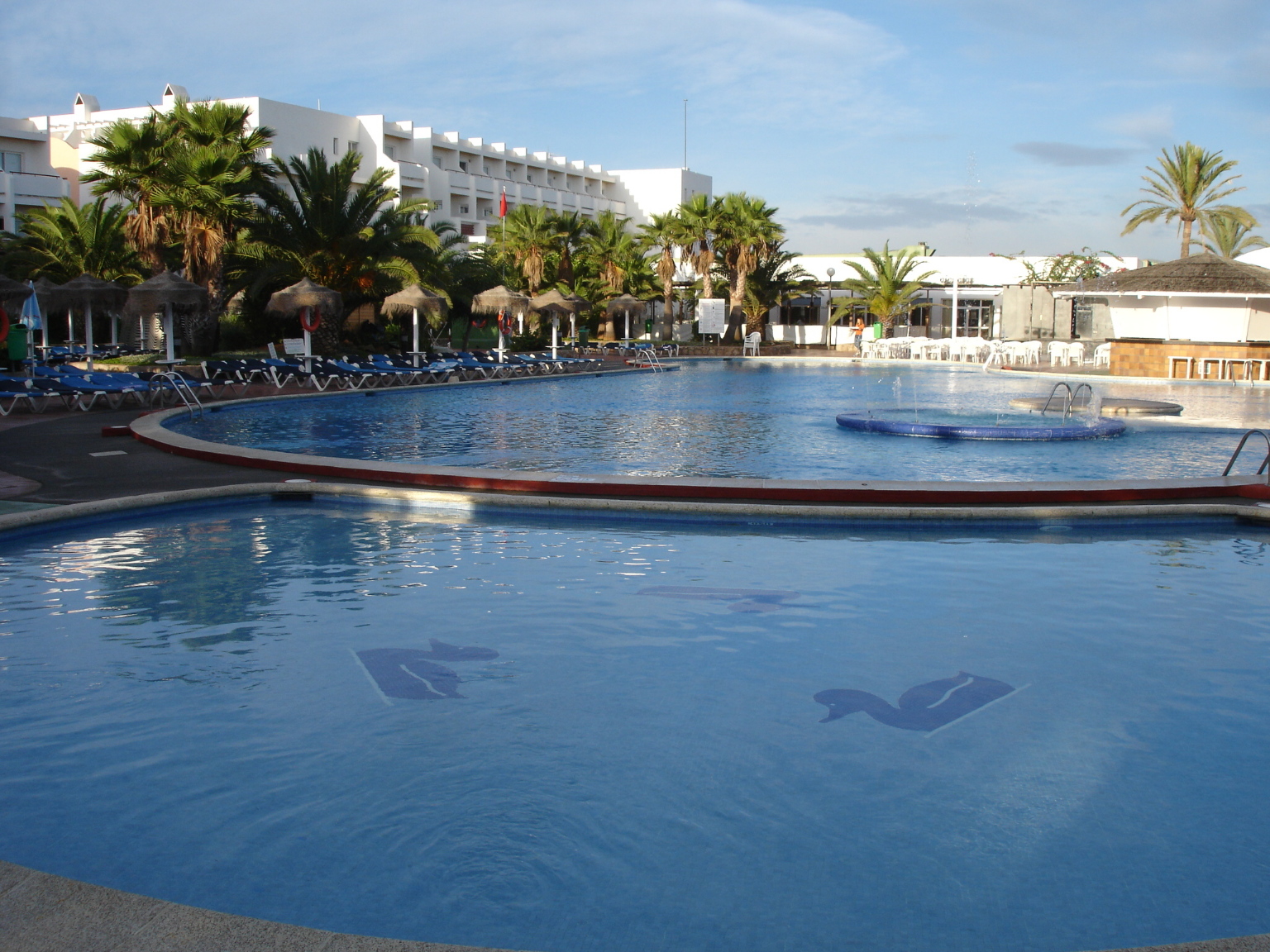 Hotel met zwembad aan Platja d'en Bossa op Ibiza