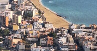 Toeristenbelasting Balearen: bedragen en hoe je betaalt 5 Dichte rij hotels en appartementen langs de boulevard van Platja de Palma op Mallorca