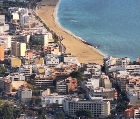 Dichte rij hotels en appartementen langs de boulevard van Platja de Palma op Mallorca