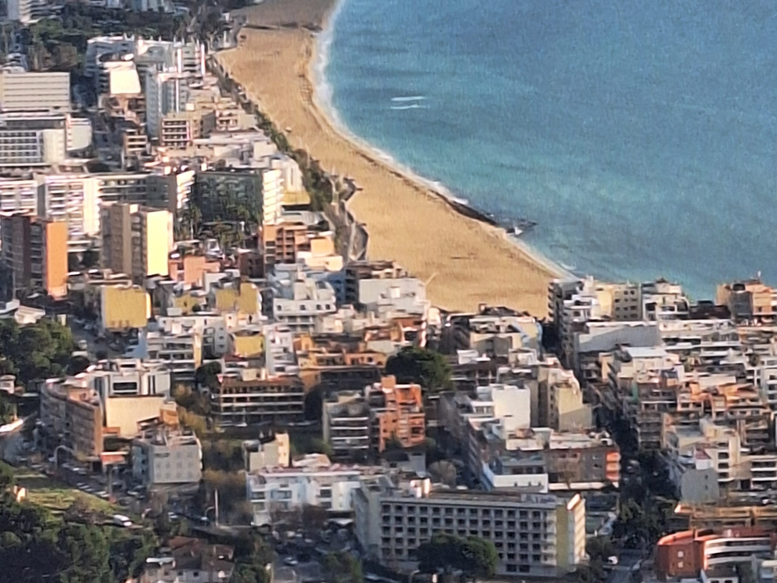 Dichte rij hotels en appartementen langs de boulevard van Platja de Palma op Mallorca
