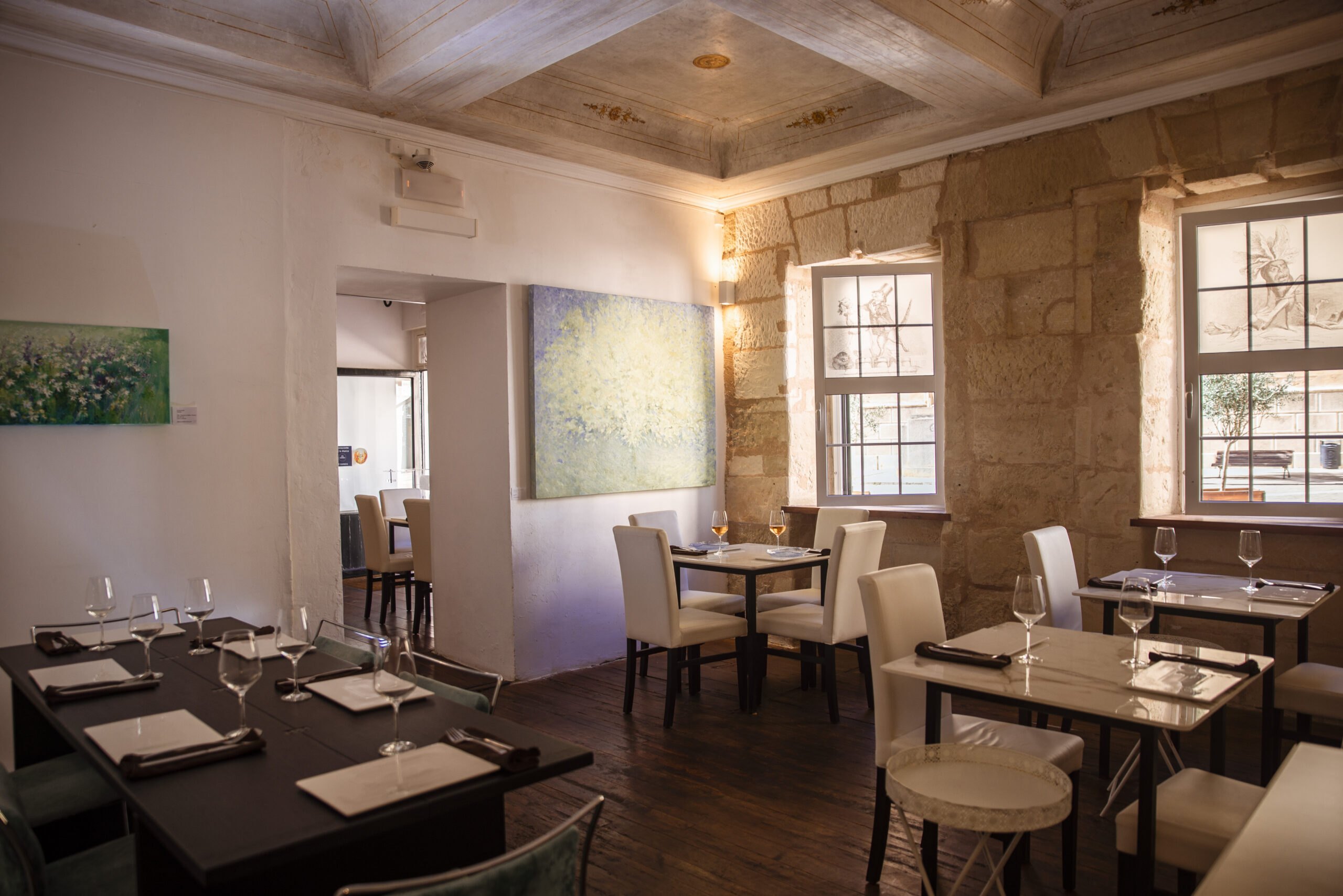 Beste restaurants op Menorca (2026): van Fornells tot Ciutadella 2 Eetzaal van restaurant El Romero in Maó met natuurstenen muren en beschilderd plafond