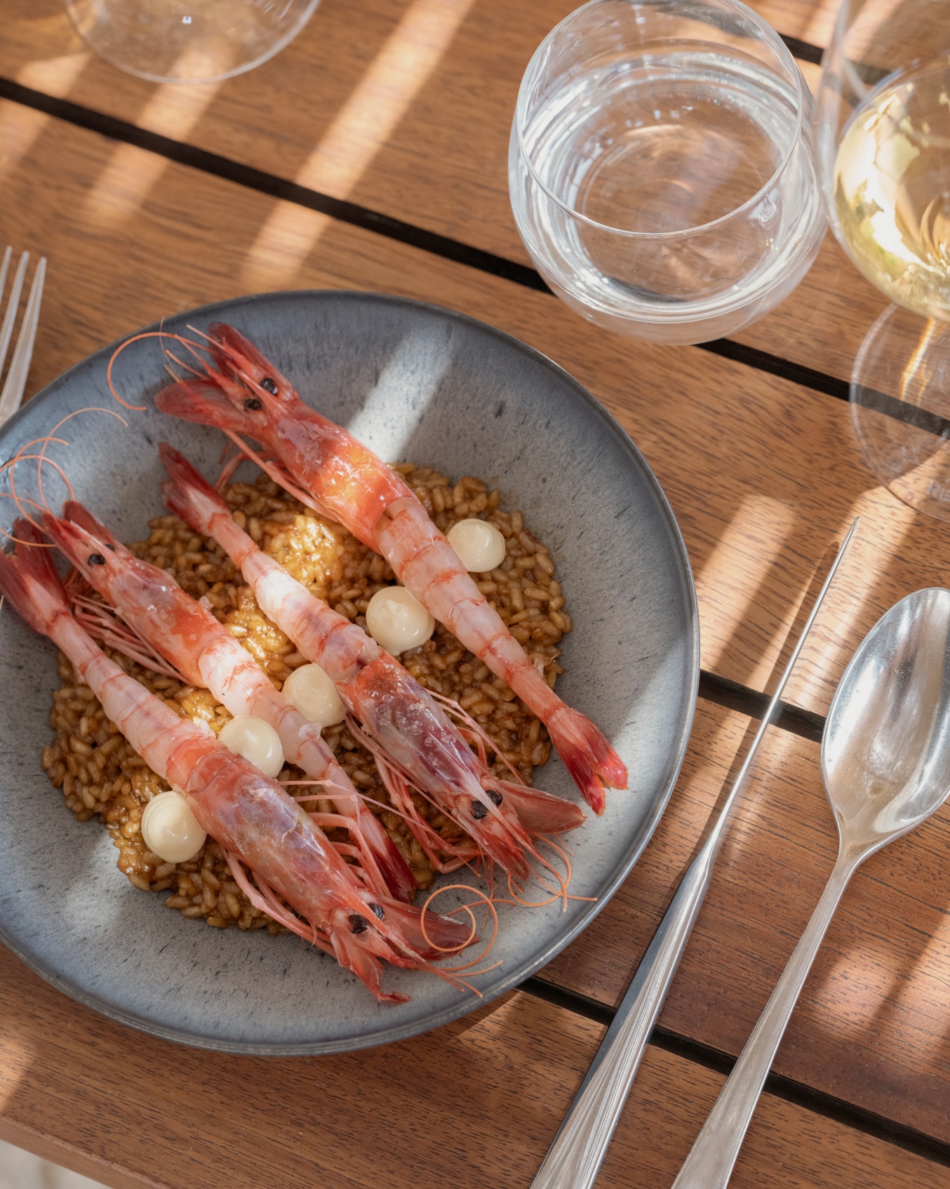 Bord met rode gamba's op rijst uit de keuken van restaurant Torralbenc
