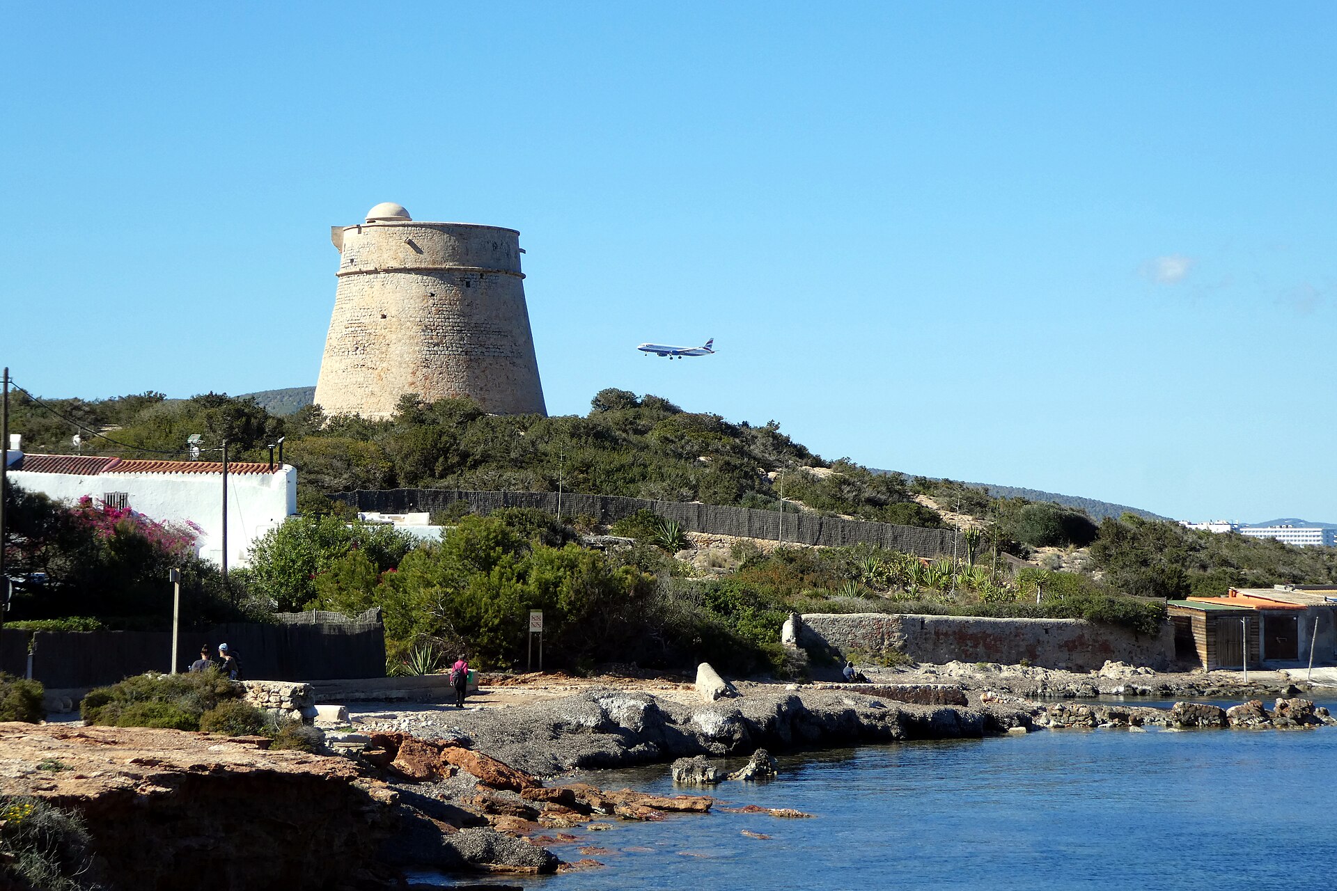 The Ibiza TwIIns: all-in resort met twee gebouwen 6 De wachttoren Torre de sa Sal Rossa aan Playa d'en Bossa op Ibiza