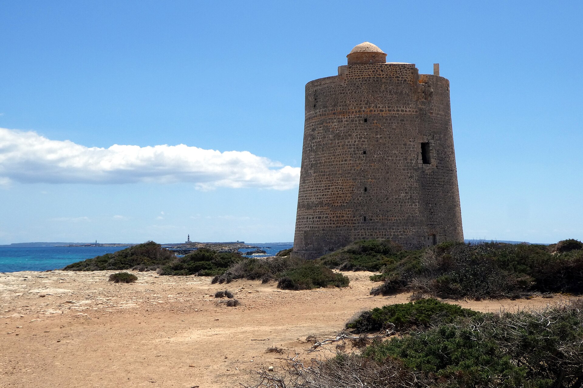 De ronde wachttoren Torre de ses Portes op de landtong tussen Es Cavallet en Ses Salines op Ibiza