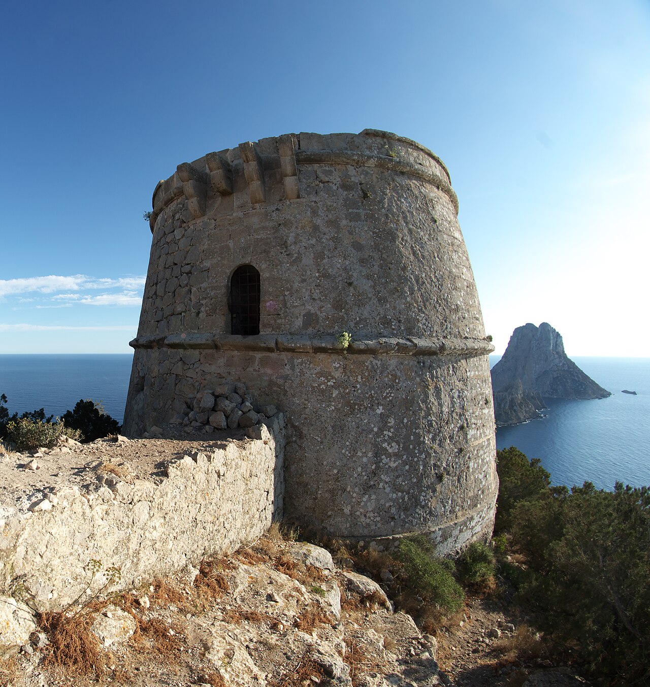 Wandelen op Ibiza: de routes die er zijn, en de plek die dicht is 4 De ronde wachttoren Torre des Savinar boven de zuidwestkust van Ibiza