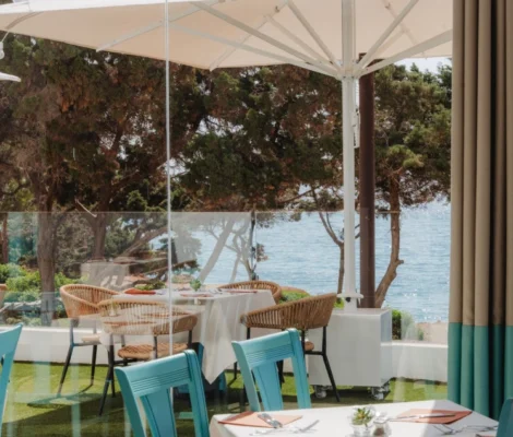 Het terras met zeezicht van Tropic Garden Hotel Apartments bij Santa Eulalia