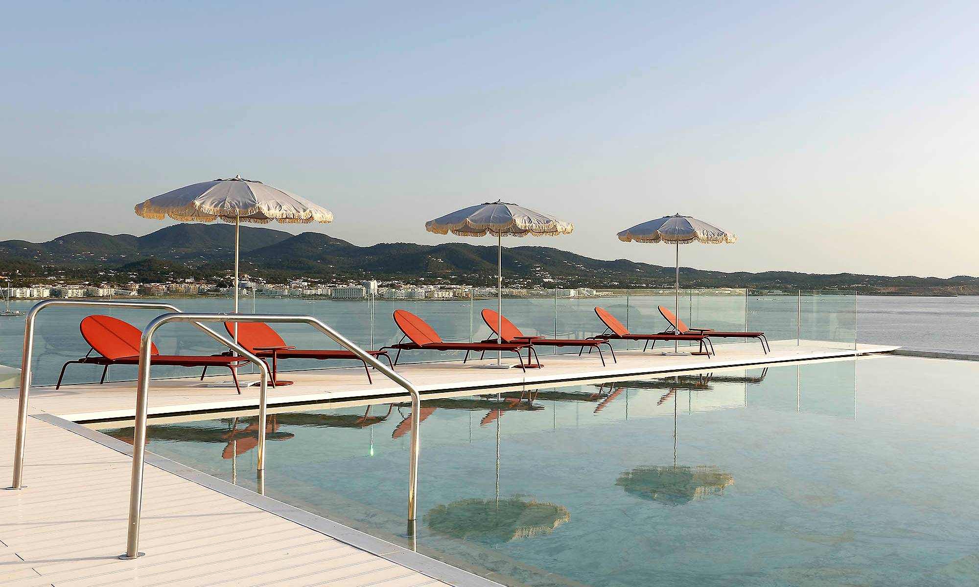 TRS Ibiza Hotel: all-in voor volwassenen bij Cala Gració 2 De infinity pool van TRS Ibiza Hotel bij Cala Gració