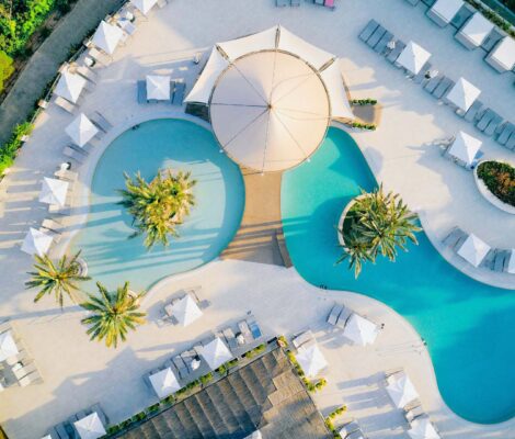 Het hoofdzwembad van TUI BLUE Tarida Beach bij Cala Tarida op Ibiza