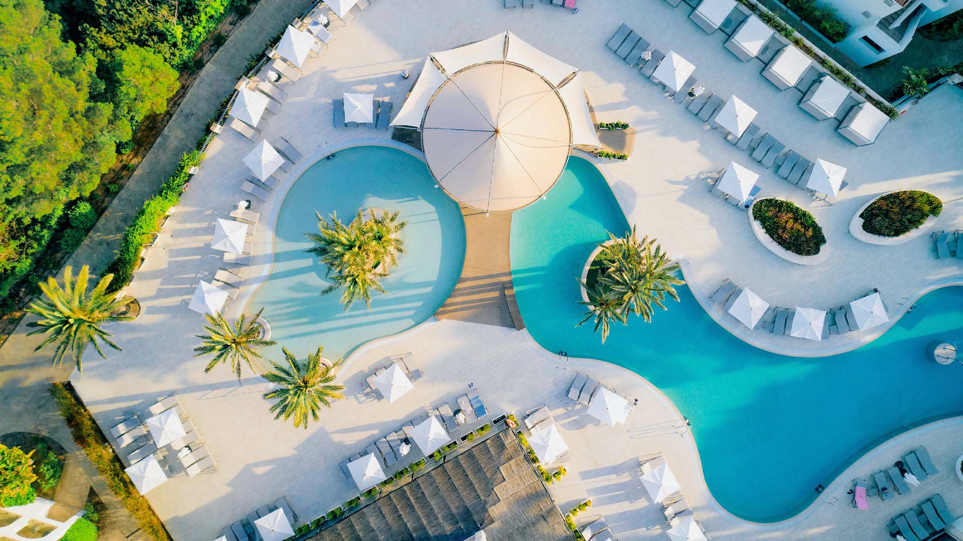 Het hoofdzwembad van TUI BLUE Tarida Beach bij Cala Tarida op Ibiza