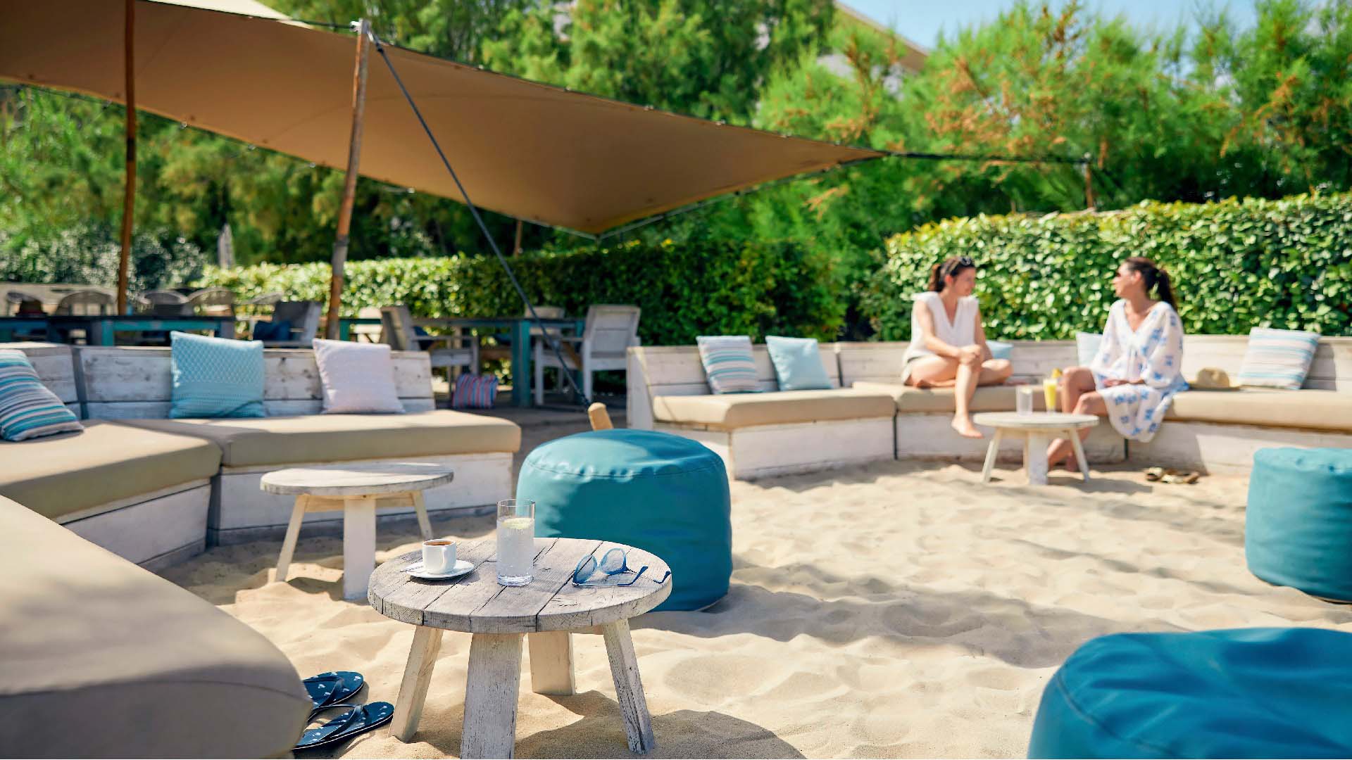 De strandclub T-Beach van TUI BLUE Tarida Beach aan Cala Tarida