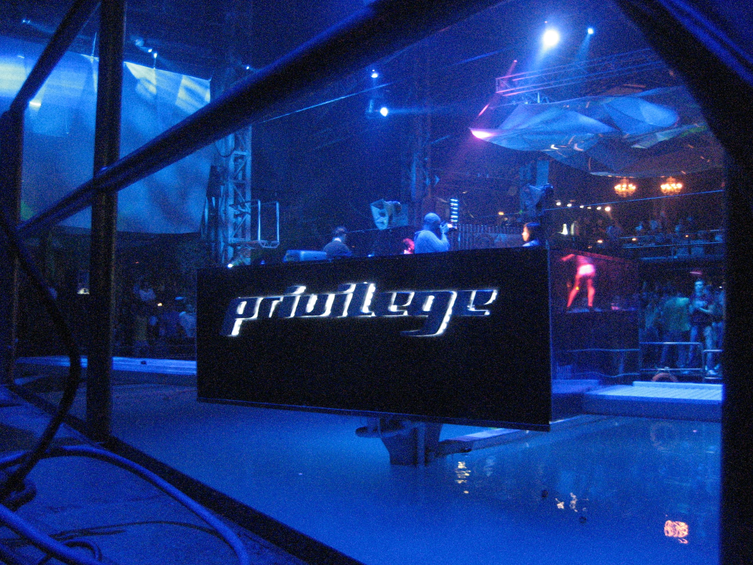 De dj-booth met Privilege-logo boven het zwembad van de voormalige club in Sant Rafel