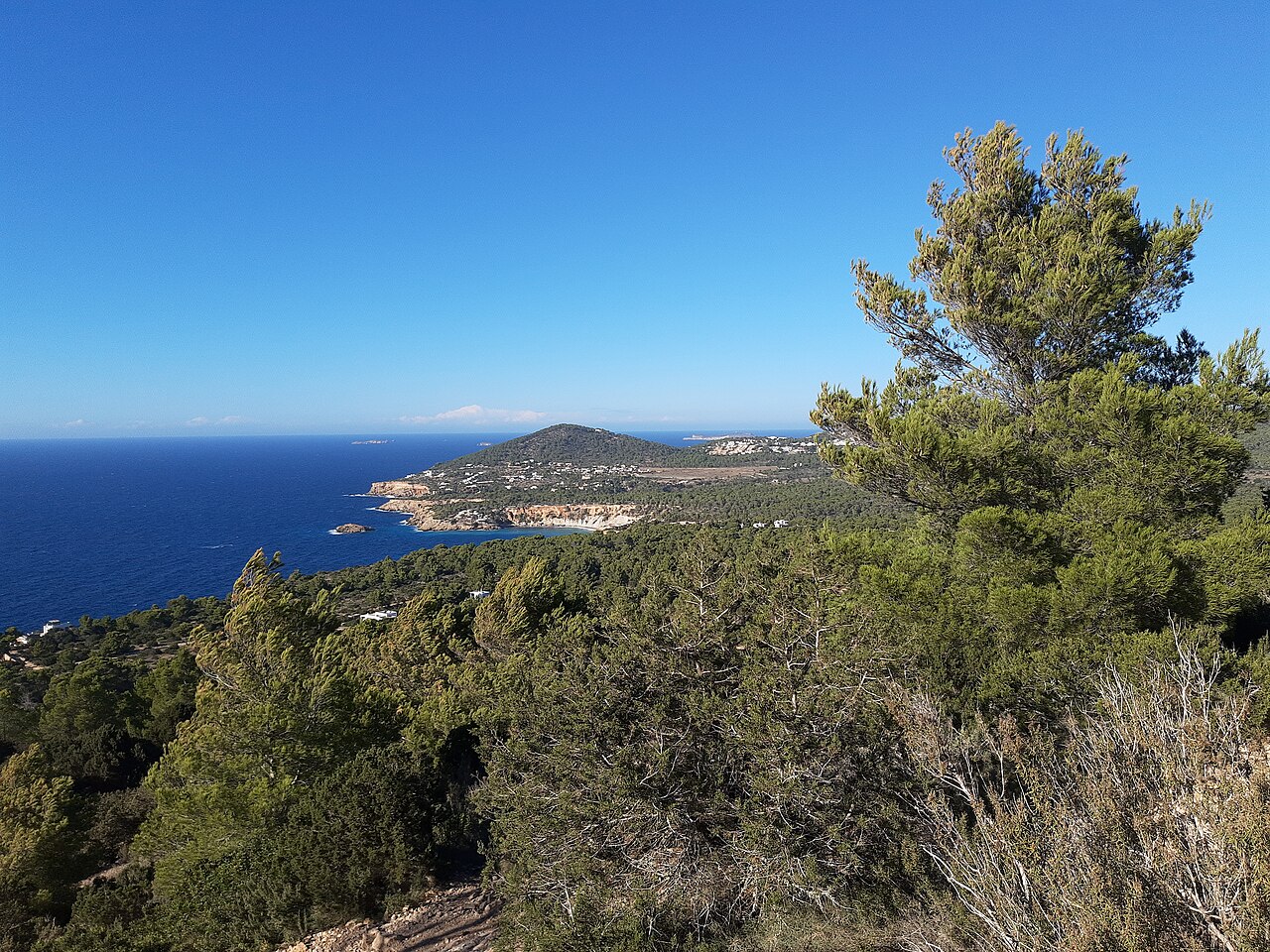 Wandelen op Ibiza: de routes die er zijn, en de plek die dicht is 2 Uitzicht op Cala d'Hort en de zuidwestkust van Ibiza vanaf een wandelpad