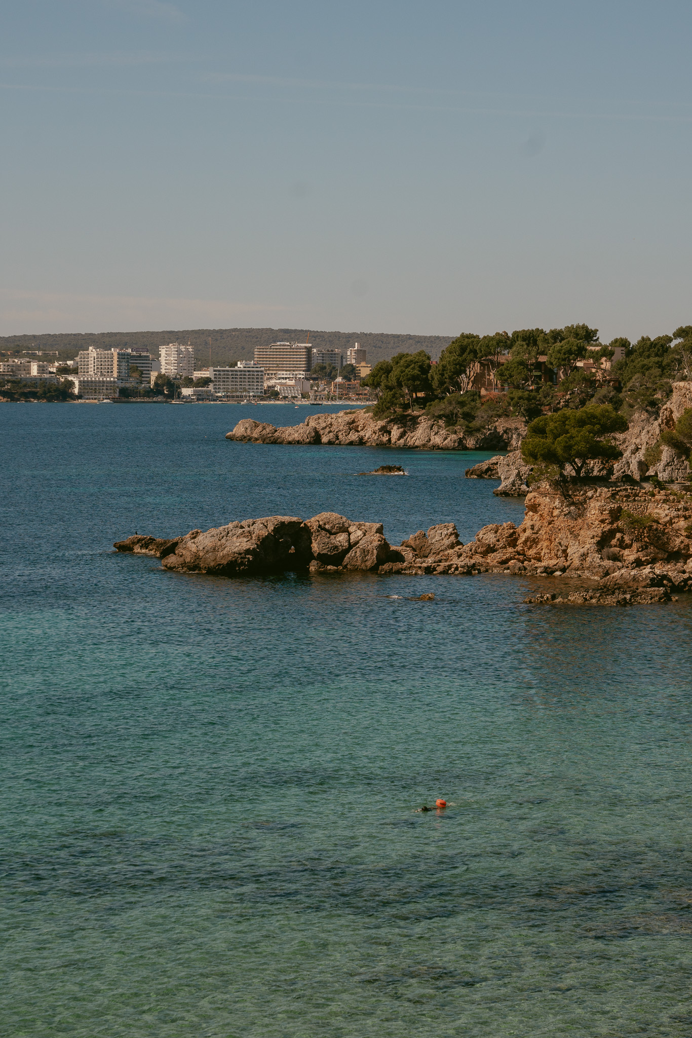 De kust met turquoise water bij Portals Nous naast UM Beach House