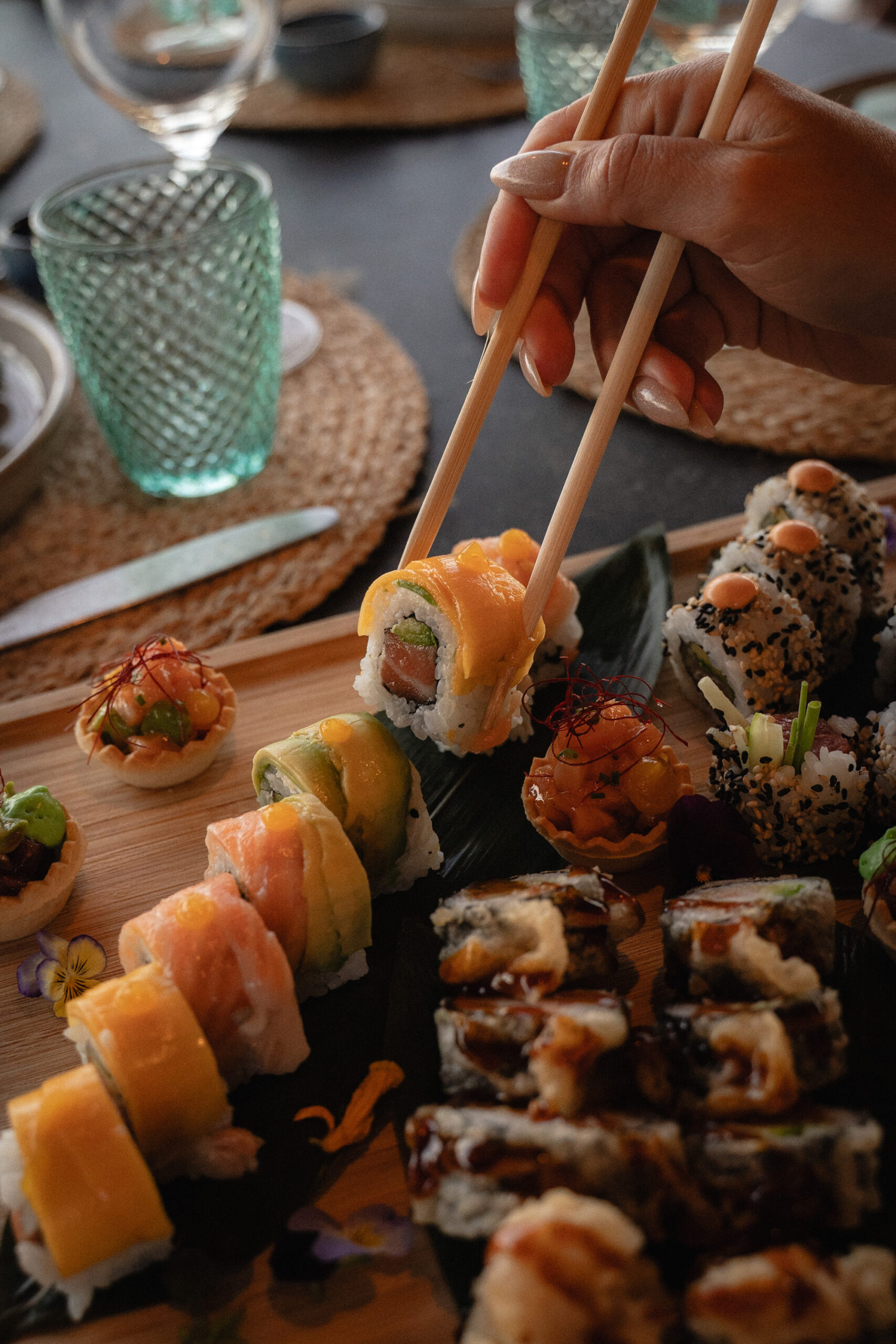 Sushi op een houten plank bij UM Beach House