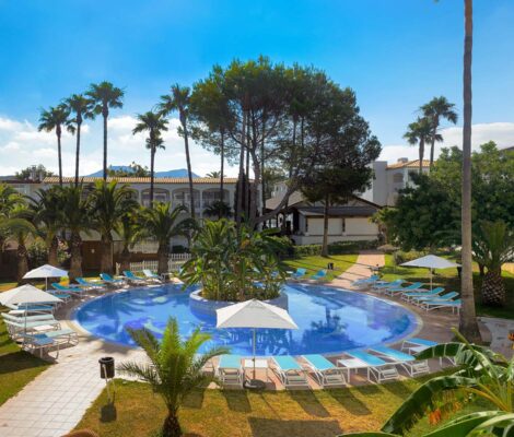 Het zwembad en de tuin van Hotel Vibra Cala Tarida op Ibiza