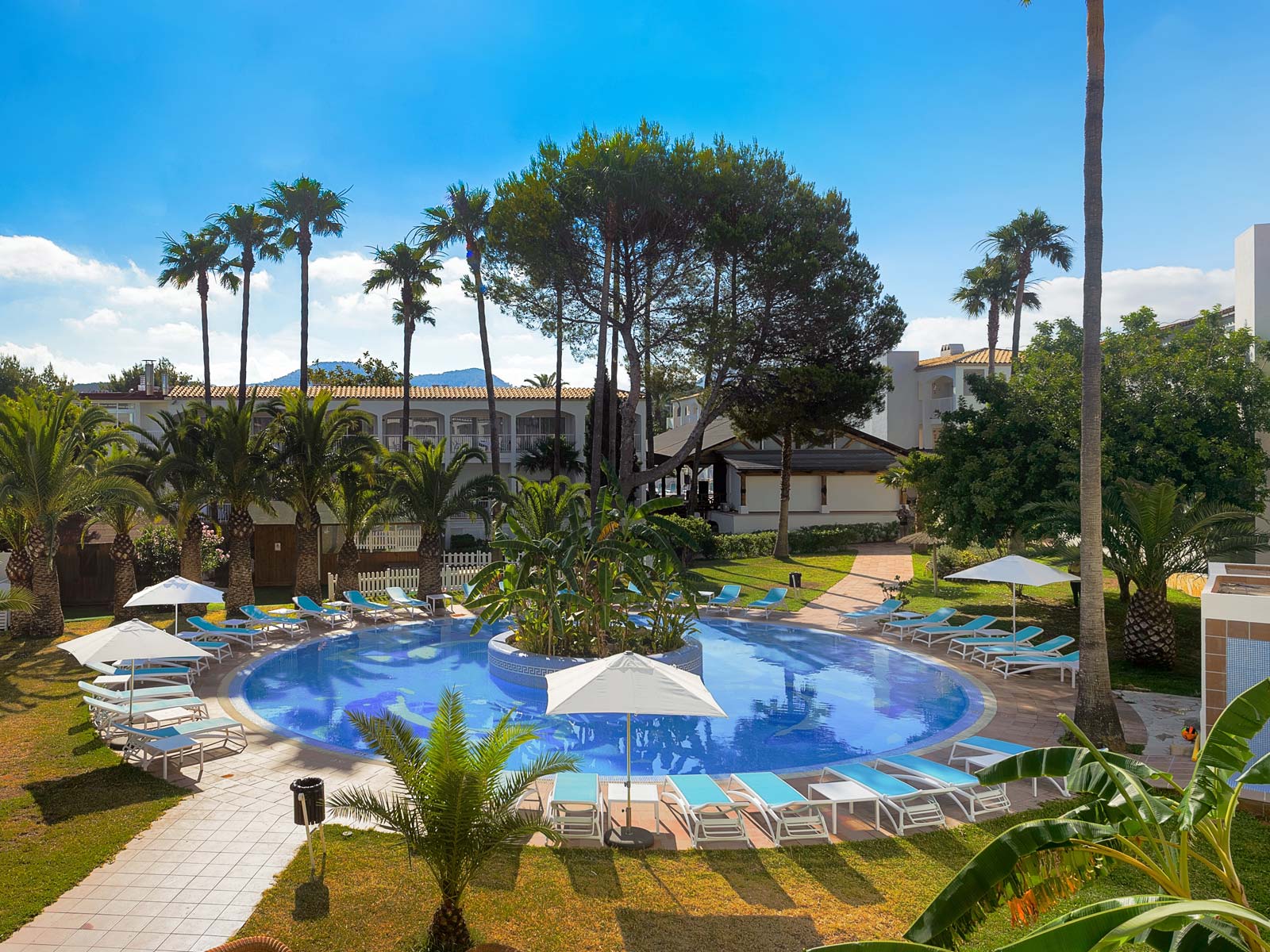Hotel Vibra Cala Tarida: betaalbaar aan de westkust 1 Het zwembad en de tuin van Hotel Vibra Cala Tarida op Ibiza
