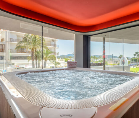 De wellnessruimte met jacuzzi van Hotel Vibra District in Sant Antoni