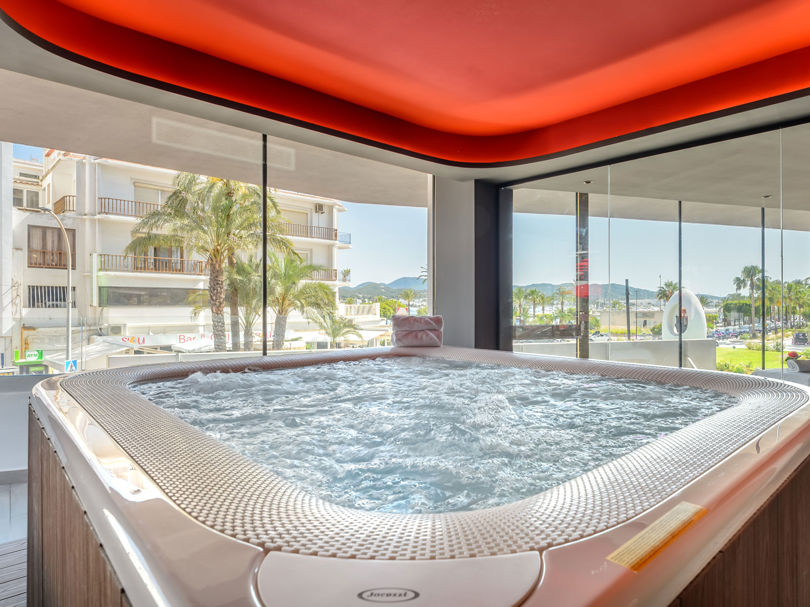 Hotel Vibra District: all-in in hart van Sant Antoni 1 De wellnessruimte met jacuzzi van Hotel Vibra District in Sant Antoni