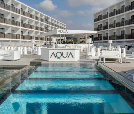 De AQUA-poolbar van Hotel Vibra Mare Nostrum aan Playa d en Bossa op Ibiza