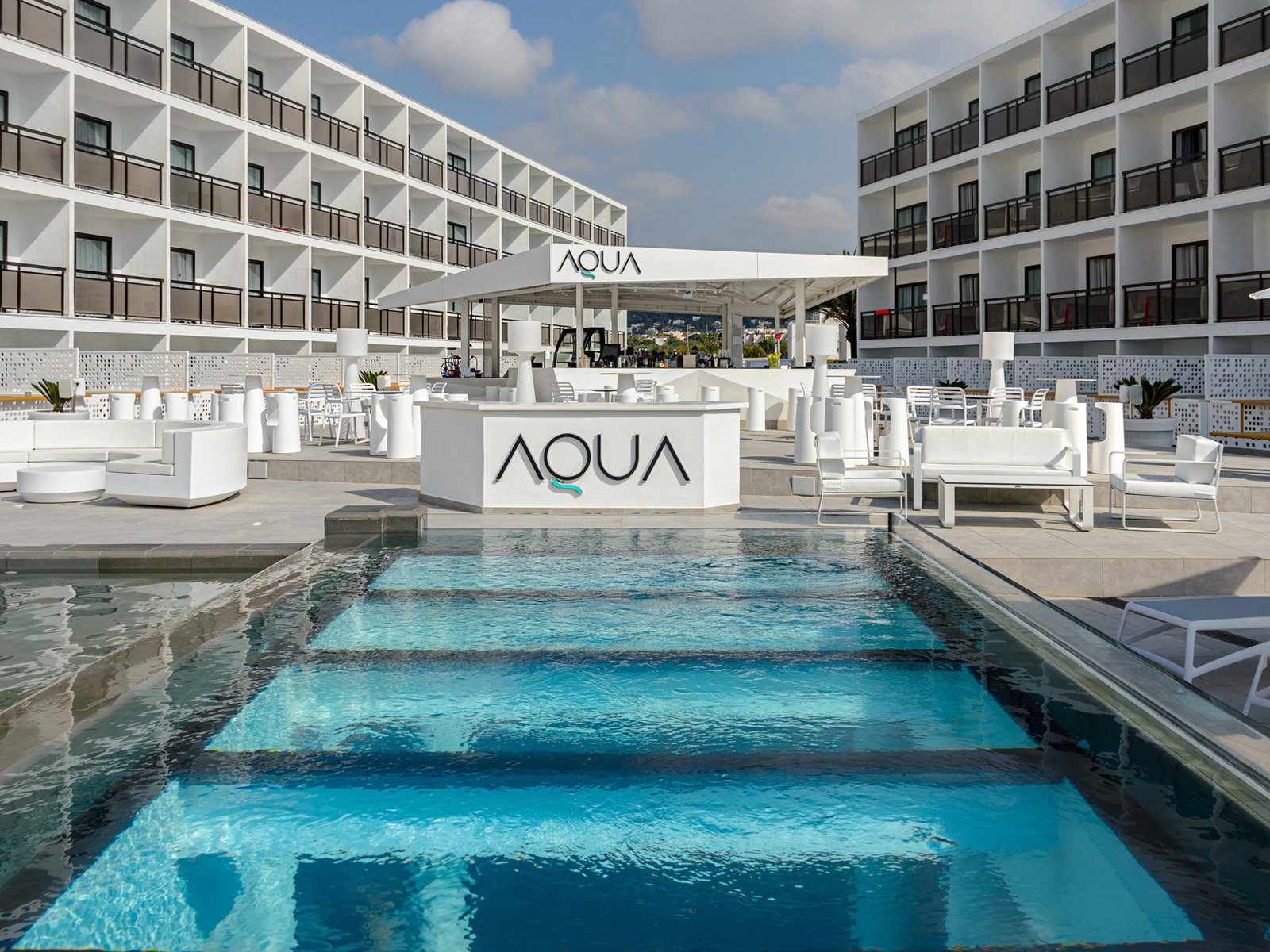 Vibra Mare Nostrum: 520 kamers aan Playa d’en Bossa 1 De AQUA-poolbar van Hotel Vibra Mare Nostrum aan Playa d'en Bossa op Ibiza