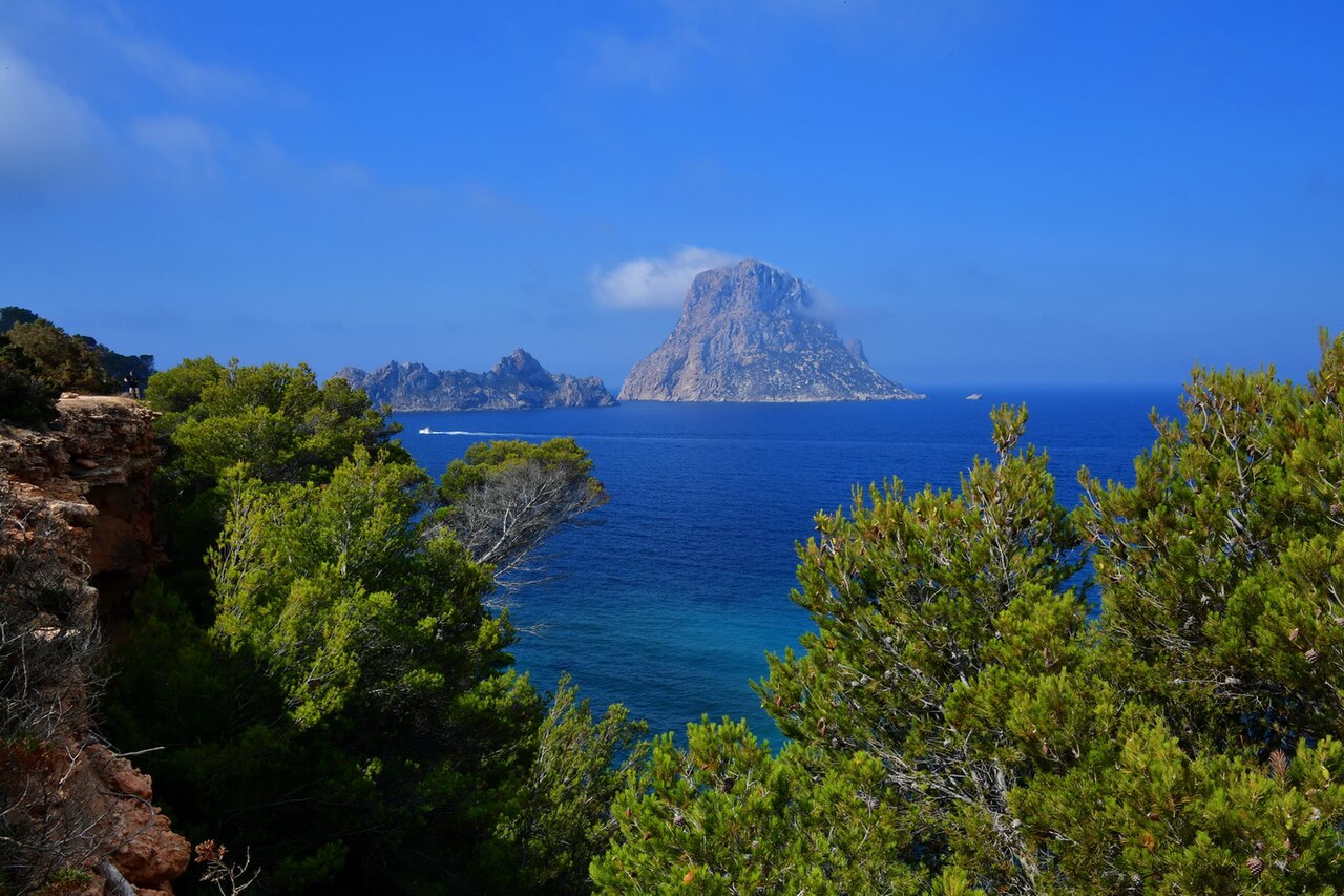 Uitzicht op Es Vedrà: overnachten in de zuidwesthoek van Ibiza 1 Es Vedrà gezien vanaf de beboste zuidwestkust van Ibiza