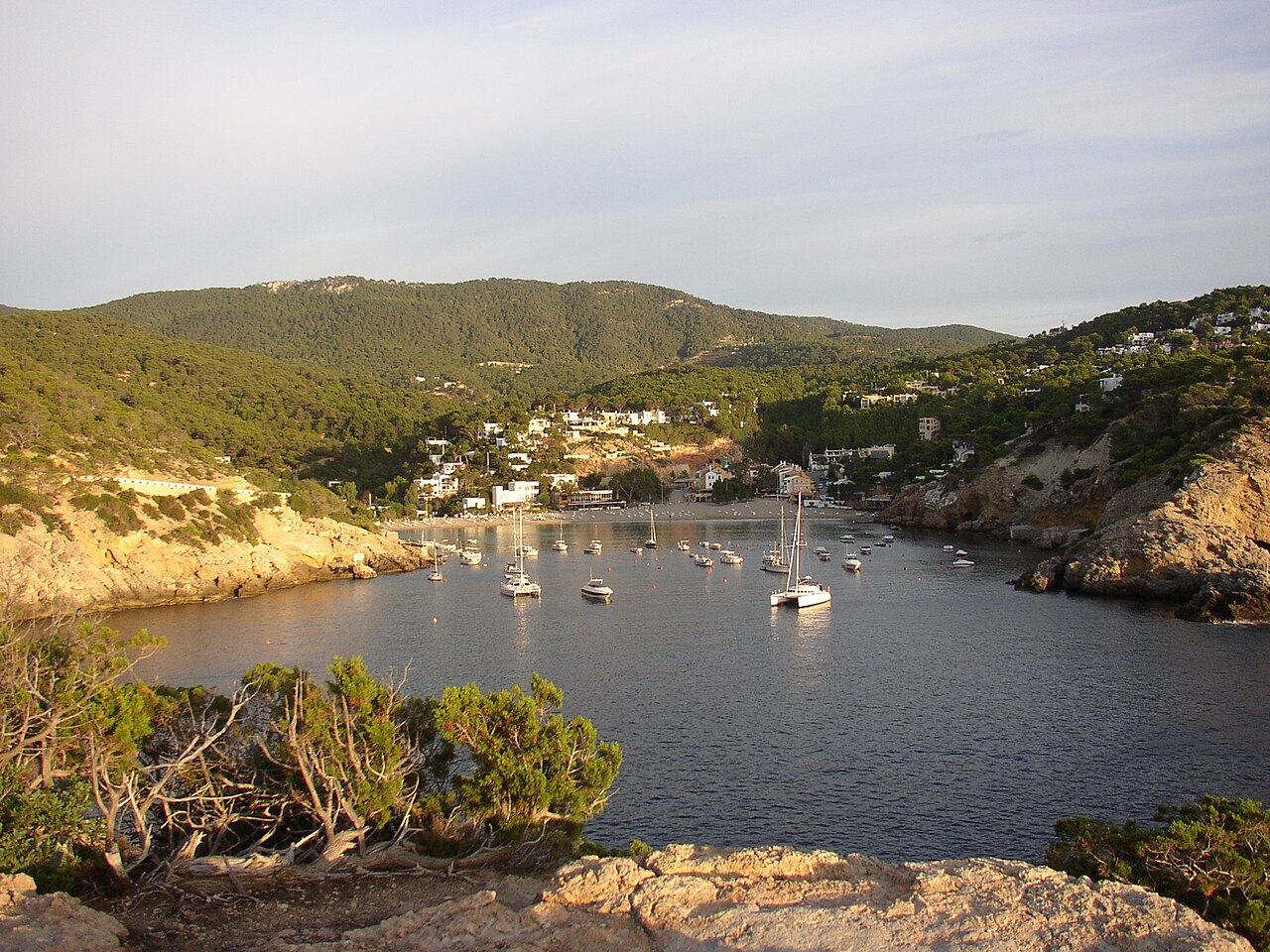 Uitzicht op Es Vedrà: overnachten in de zuidwesthoek van Ibiza 3 De baai van Cala Vedella op Ibiza met bootjes voor anker