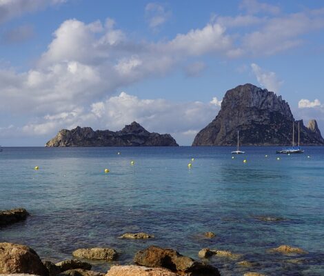 Het rotseiland Es Vedrà voor de zuidwestkust van Ibiza, gezien vanaf het strand