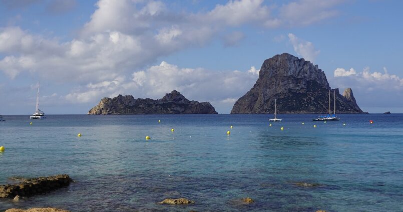 Het rotseiland Es Vedrà voor de zuidwestkust van Ibiza, gezien vanaf het strand