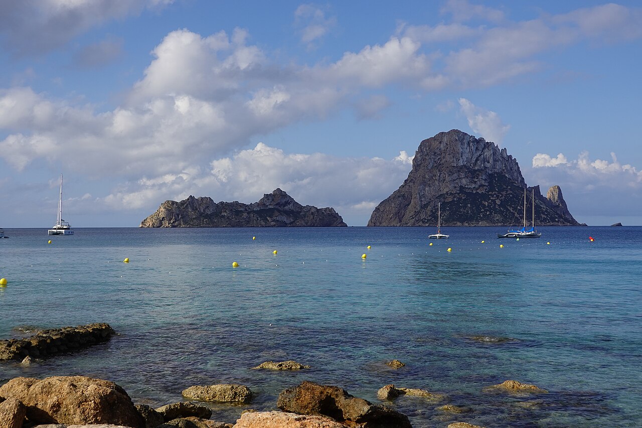 Uitzicht op Es Vedrà: overnachten in de zuidwesthoek van Ibiza 5 Het rotseiland Es Vedrà voor de zuidwestkust van Ibiza, gezien vanaf het strand