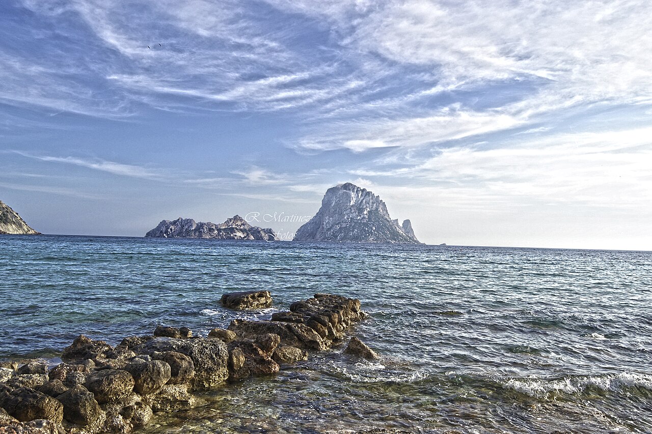 Uitzicht op Es Vedrà: overnachten in de zuidwesthoek van Ibiza 6 Es Vedrà vanaf de rotsige kust in het zuidwesten van Ibiza