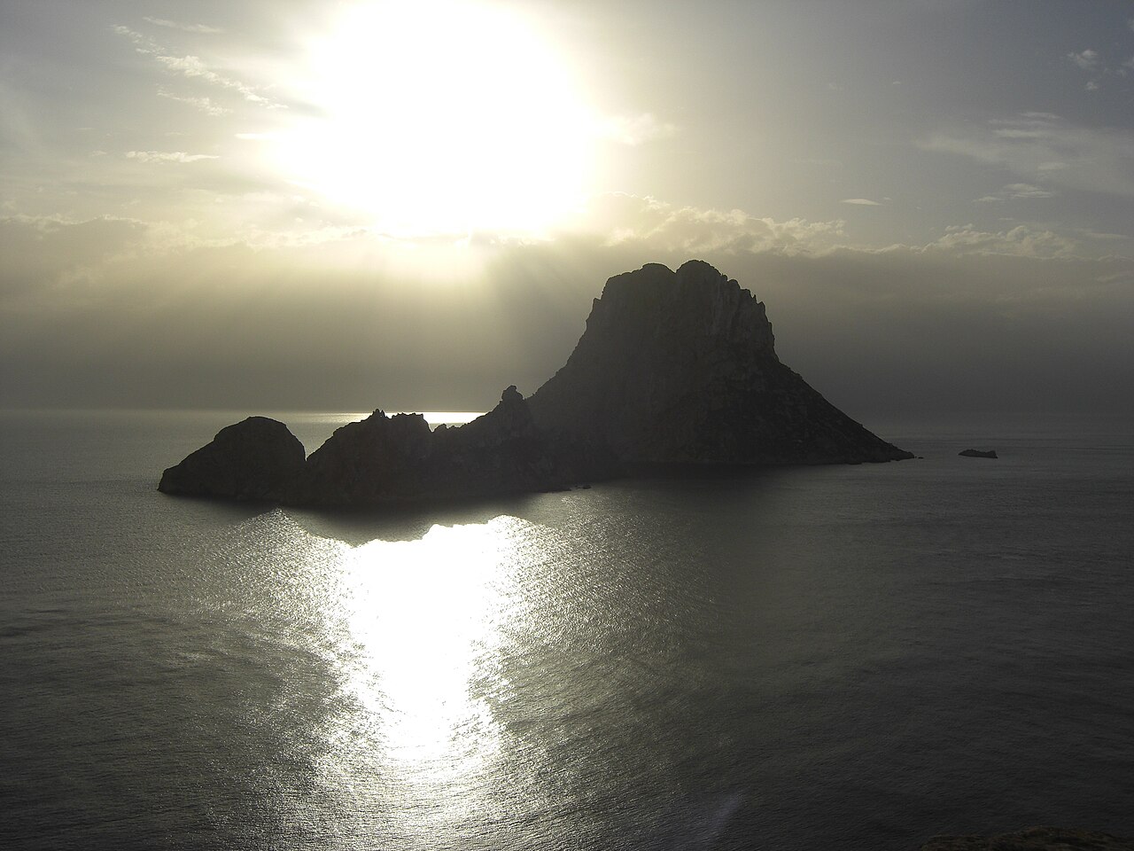 Uitzicht op Es Vedrà: overnachten in de zuidwesthoek van Ibiza 7 Es Vedrà als donker silhouet tegen de lage zon boven zee bij Ibiza