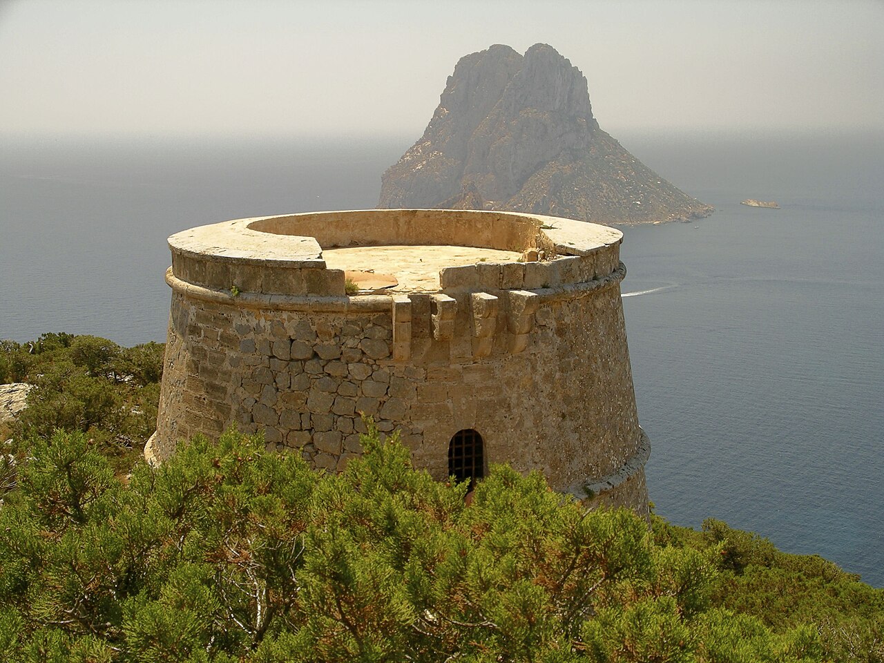 Uitzicht op Es Vedrà: overnachten in de zuidwesthoek van Ibiza 8 De Torre des Savinar boven Cala d'Hort op Ibiza, met Es Vedrà achter de toren