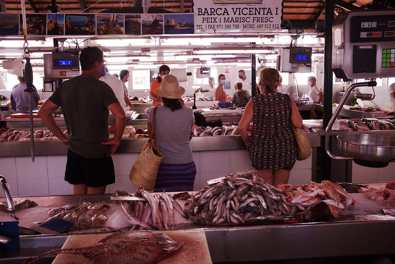Viskraam in de markthal van Ciutadella op Menorca