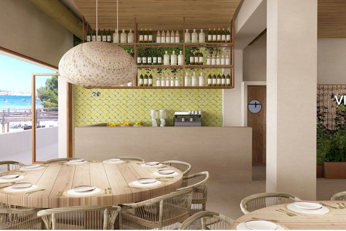 Het lichte, moderne interieur met de bar van Viva La Pepa aan het strand van Arenal d'en Castell
