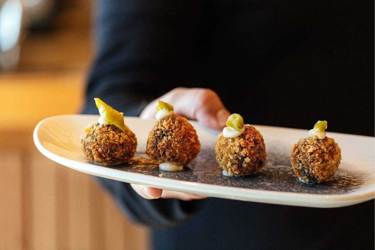 Tapas worden geserveerd bij Viva La Pepa aan het strand van Arenal d'en Castell