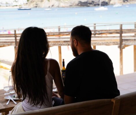 Het terras van Viva La Pepa met uitzicht over de baai van Arenal d'en Castell op Menorca