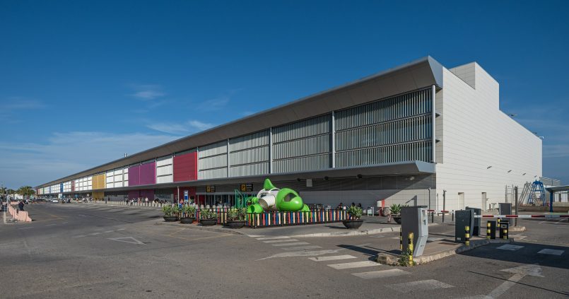 De terminal van de luchthaven Ibiza (Aeroport d'Eivissa) aan de landzijde