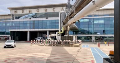 Van vliegveld Menorca naar je hotel: bus, taxi of huurauto 11 De terminal van het vliegveld van Menorca bij Mao