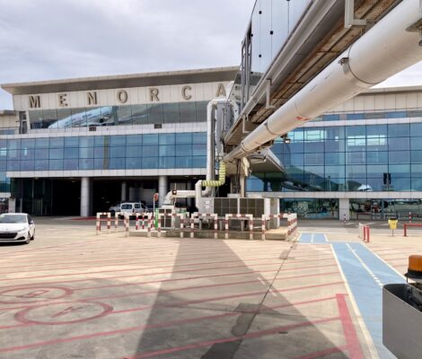 De terminal van het vliegveld van Menorca bij Mao
